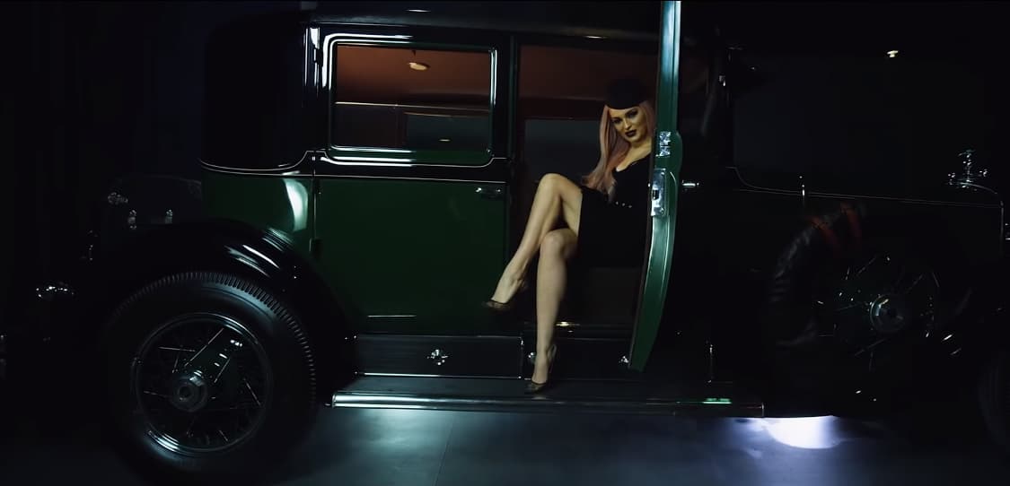 AL KAPONEOV AUTO U SPOTU: Sara Sotti predstavila svoju prvu pesmu "San" (VIDEO)