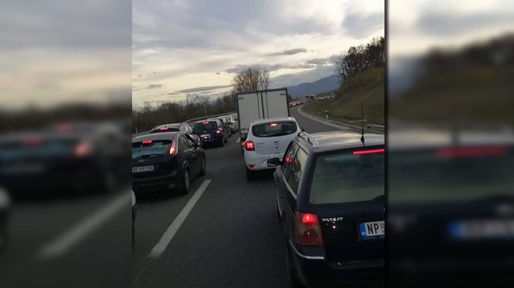 Kilometarske kolone vozila na izlazu sa auto - puta u Preljini