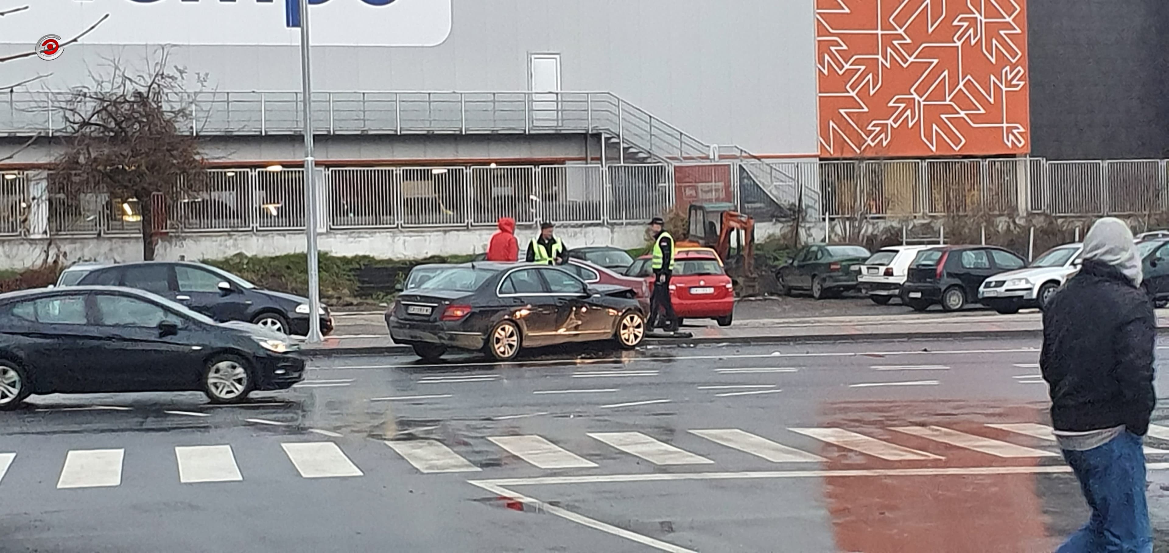 Saobraćajna nezgoda u Ulici 10 (FOTO)