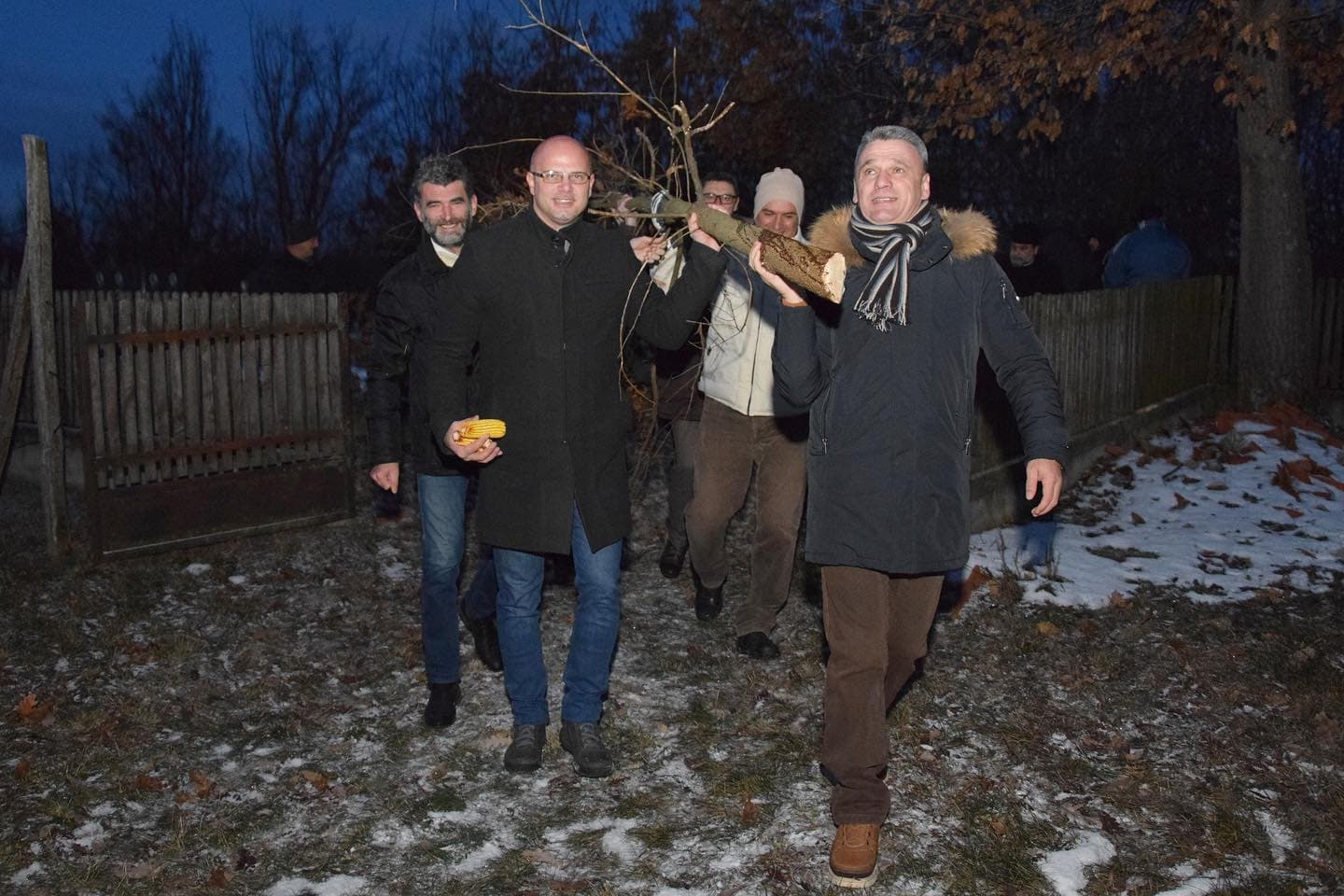 Gradsko rukovodstvo Čačka, sveštenstvo i meštani sekli badnjak u Donjoj Trepči (FOTO)
