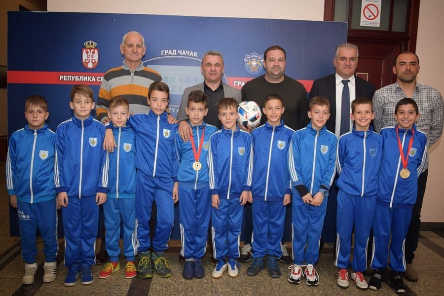 Gradonačelnik Čačka primio dečake iz FK "Gaučosi", prvake na turniru u Herceg Novom