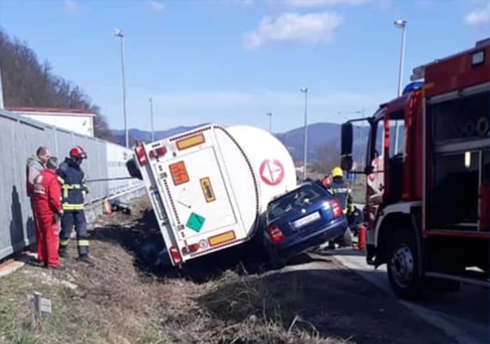 Prevrnula se cisterna kod Požege, povređen Čačanin u putničkom vozilu