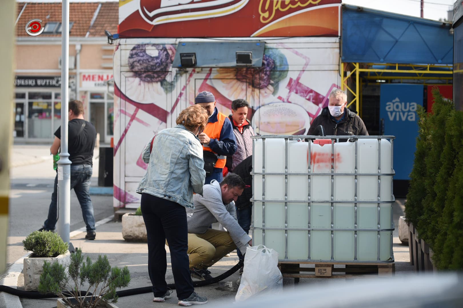 Grad Čačak dostavlja građanima dezinfekciono sredstvo, postavljene posude na 10 lokacija (FOTO)