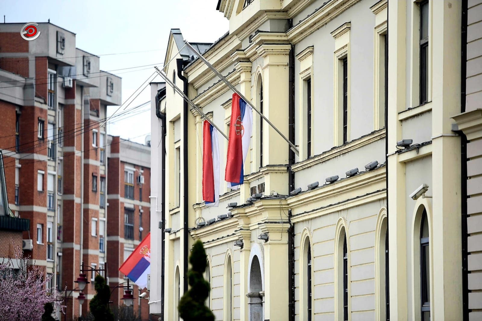POČAST ŽRTVAMA KORONAVIRUSA! Zastave Srbije spuštene na pola koplja i u Čačku (FOTO)