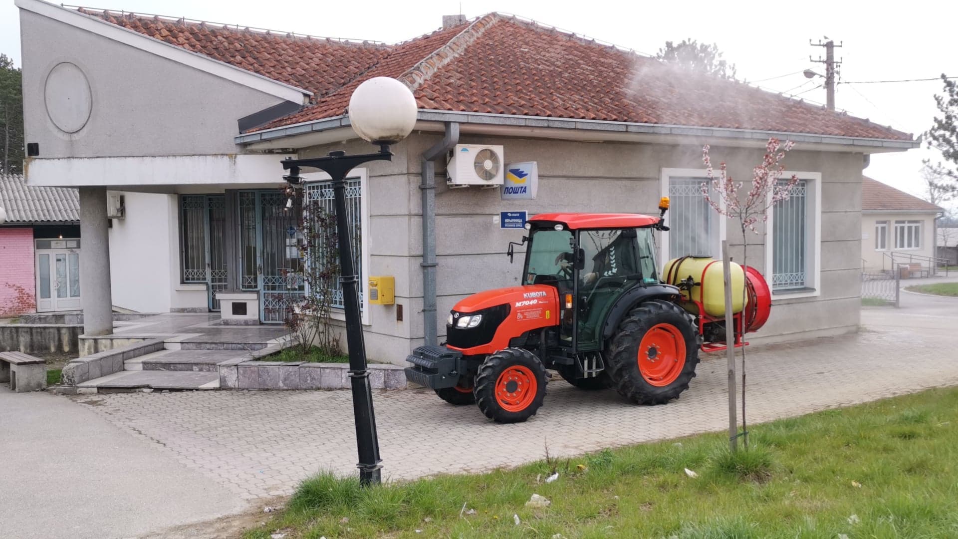 Dezinfekcija seoskih puteva u periodu zabrane kretanja (FOTO)