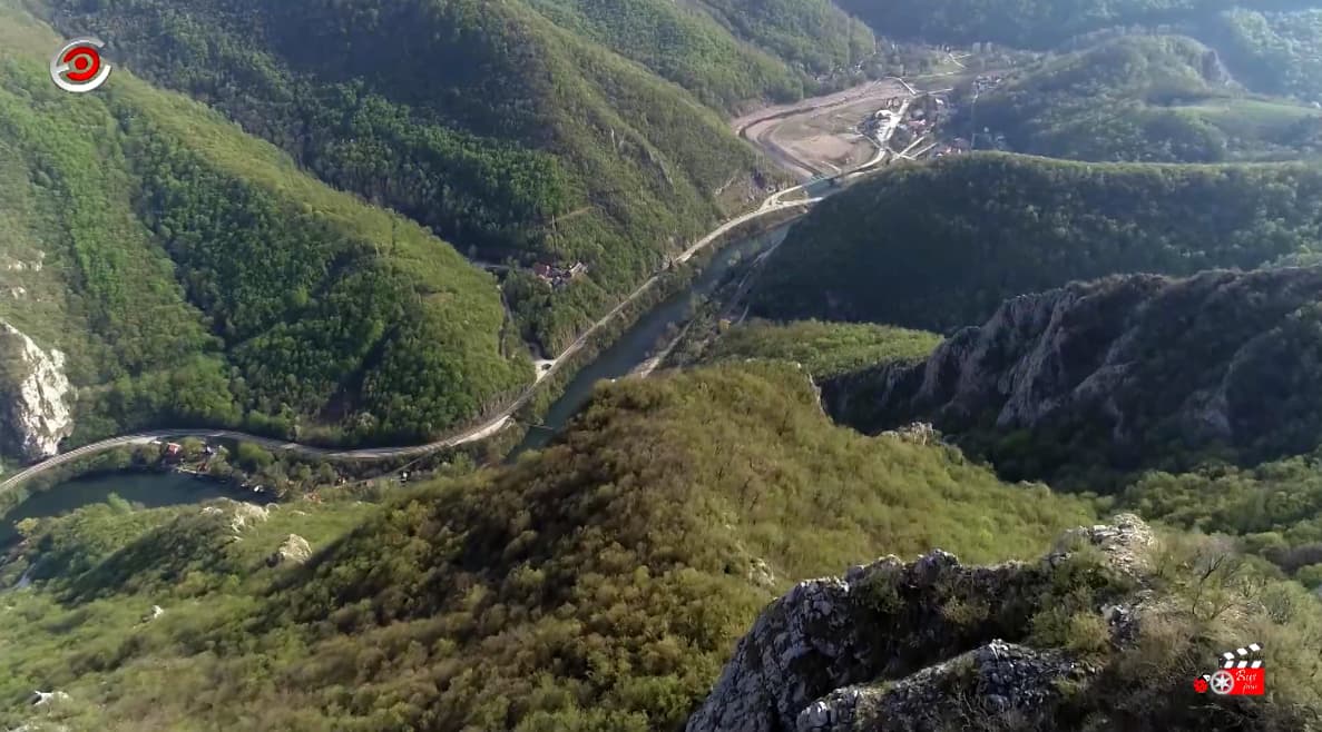 Dve devojke bile zaglavljene u steni u Ovčarsko - kablarskoj klisuri, Čačani prvi pritekli u pomoć