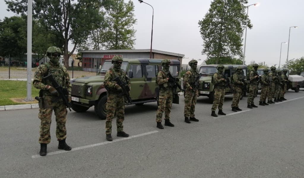 Vojska Srbije počela obezbeđenje prihvatnih centara u Šidu