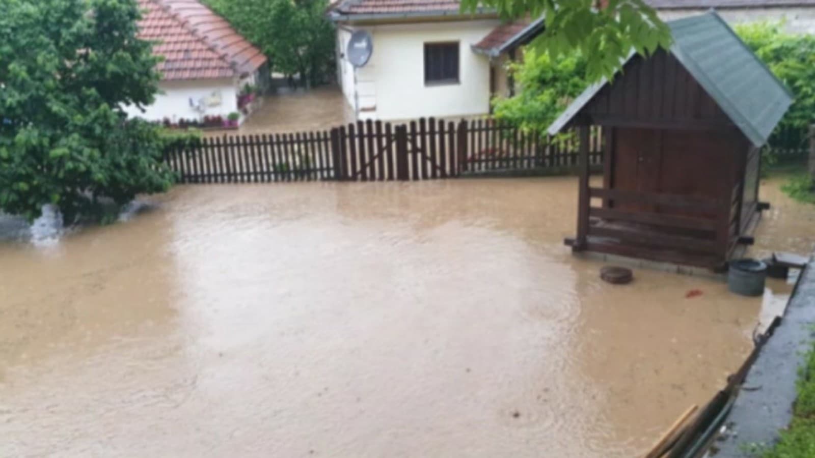 KRITIČNO U DRAGAČEVU: Potopljene kuće, prekid saobraćaja, izlivanje vodotokova, ekipe na terenu