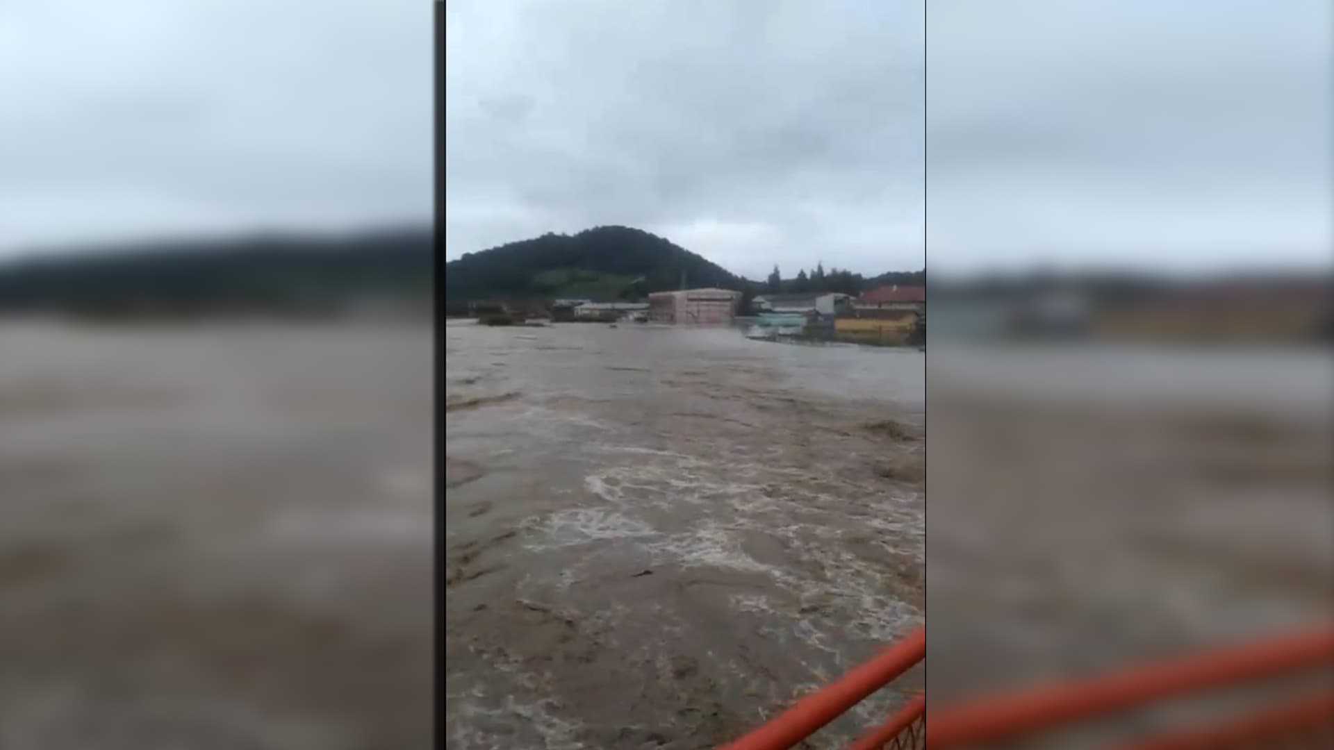 U Guči poplavljeno 80 domaćinstava, ljudi evakuisani (VIDEO)