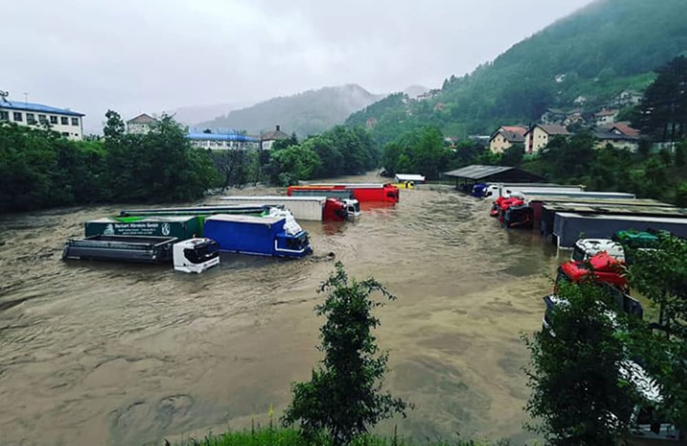 IVANJICA : Moravica potopila privredne objekte, u toku evakuacija pojedinih domaćinstava (VIDEO)