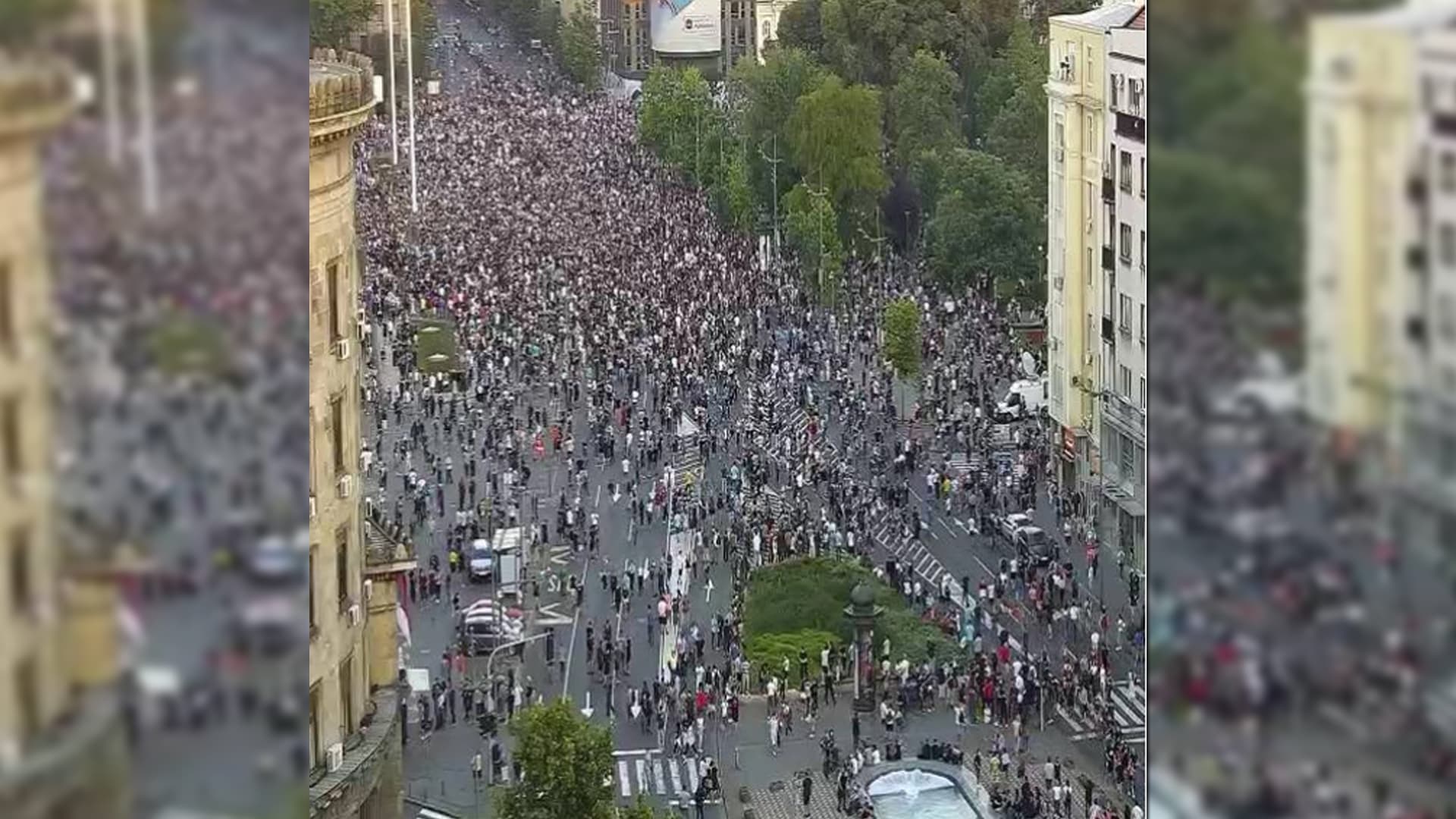 HAOS ISPRED SKUPŠTINE: Baklje lete, dim se nadvija, policija baca suzavac
