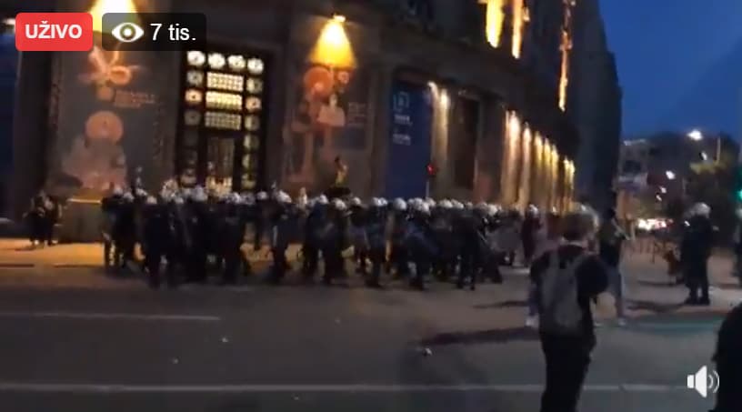 Protesti u više gradova, suzavac i juriš Žandarmerije ispred Skupštine, povređeni Trifunović i Obradović (LIVE)
