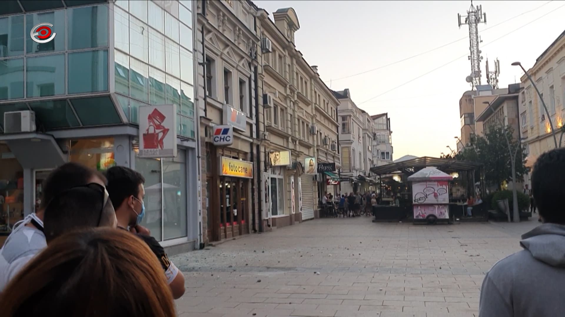 Razbijeno staklo na prostorijama SNS u Čačku (VIDEO)