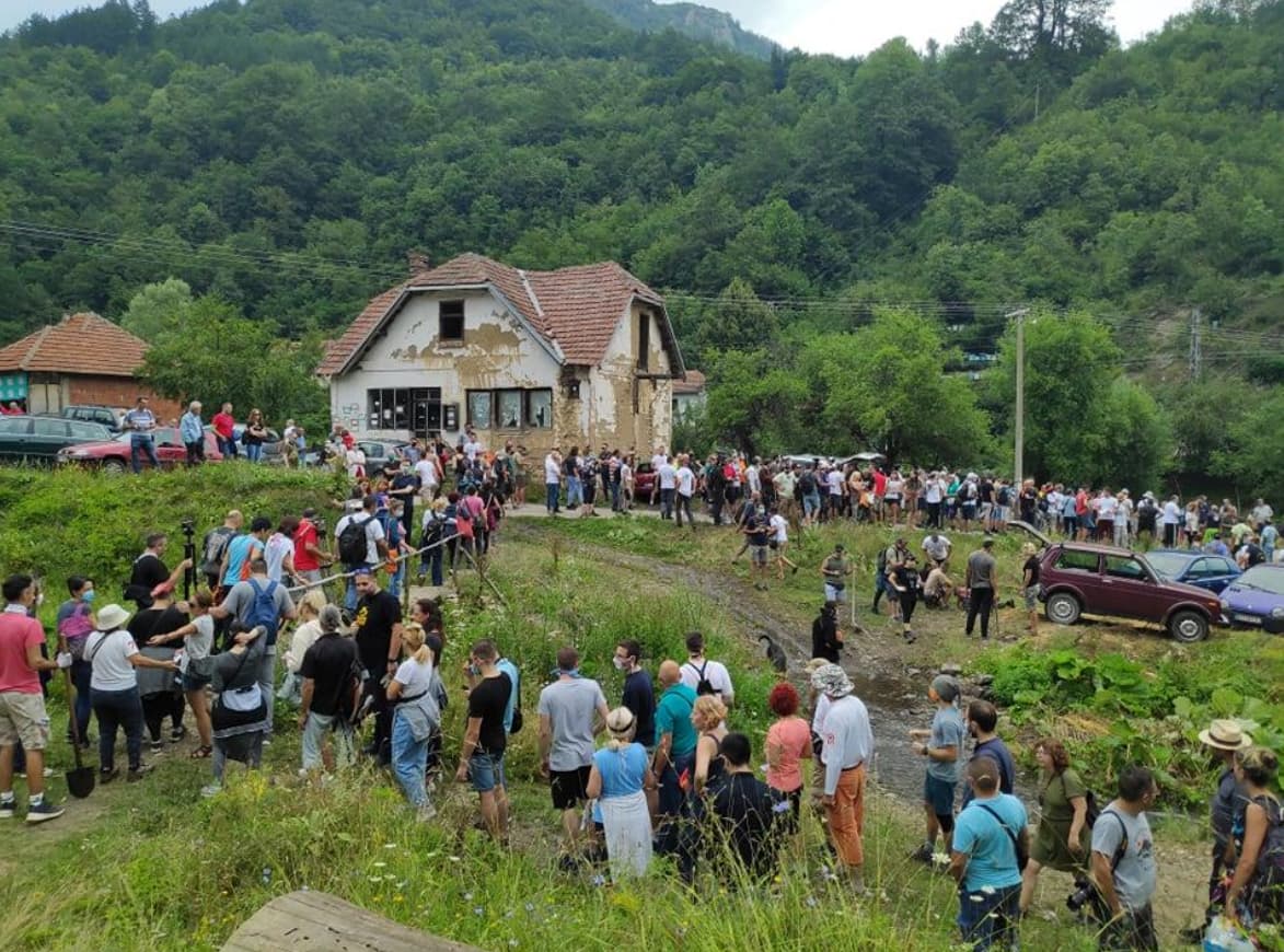 Akcija u Rakiti - građani pijucima i lopatama razbijaju cevi