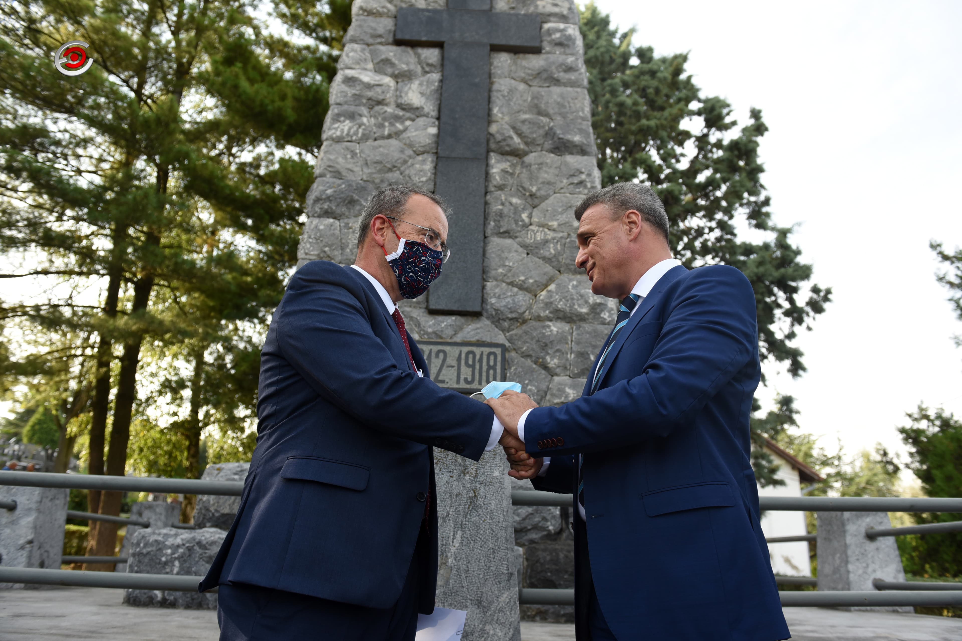 Ambasador SAD posetio Čačak, položio cveće na Spomenik ratnicima četiri vere (FOTO)
