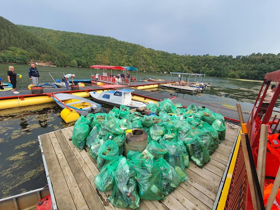 Akcija uklanjanja otpada na jezeru Međuvršje, sakupljeno više od sto džakova plastične ambalaže