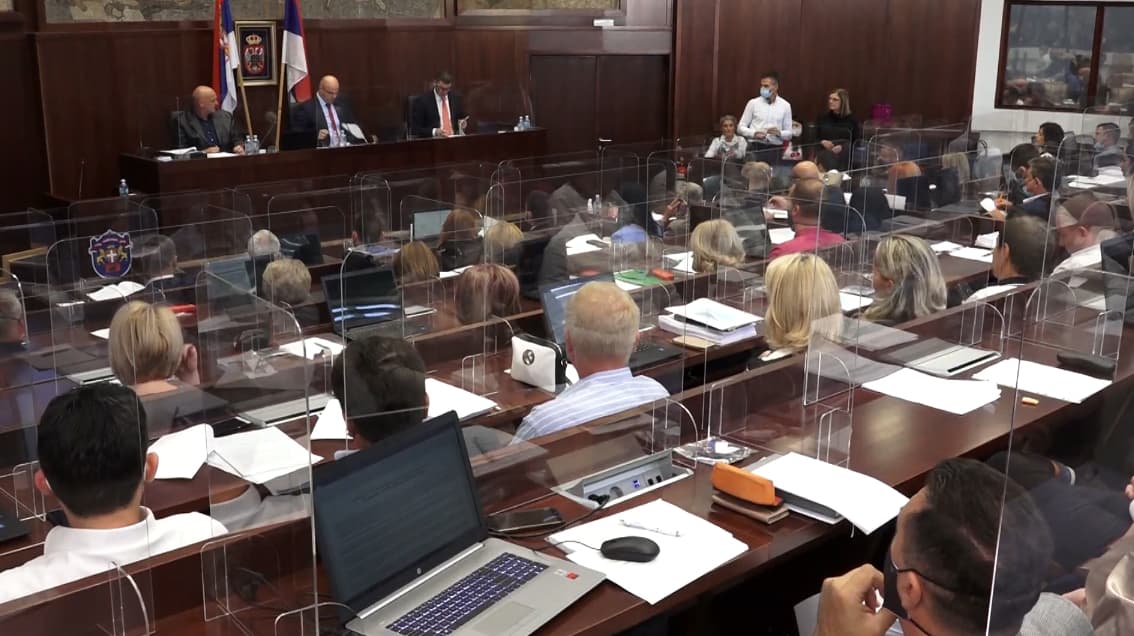 Novih 11 odbornika SNS i SPS položilo zakletvu u lokalnom parlamentu