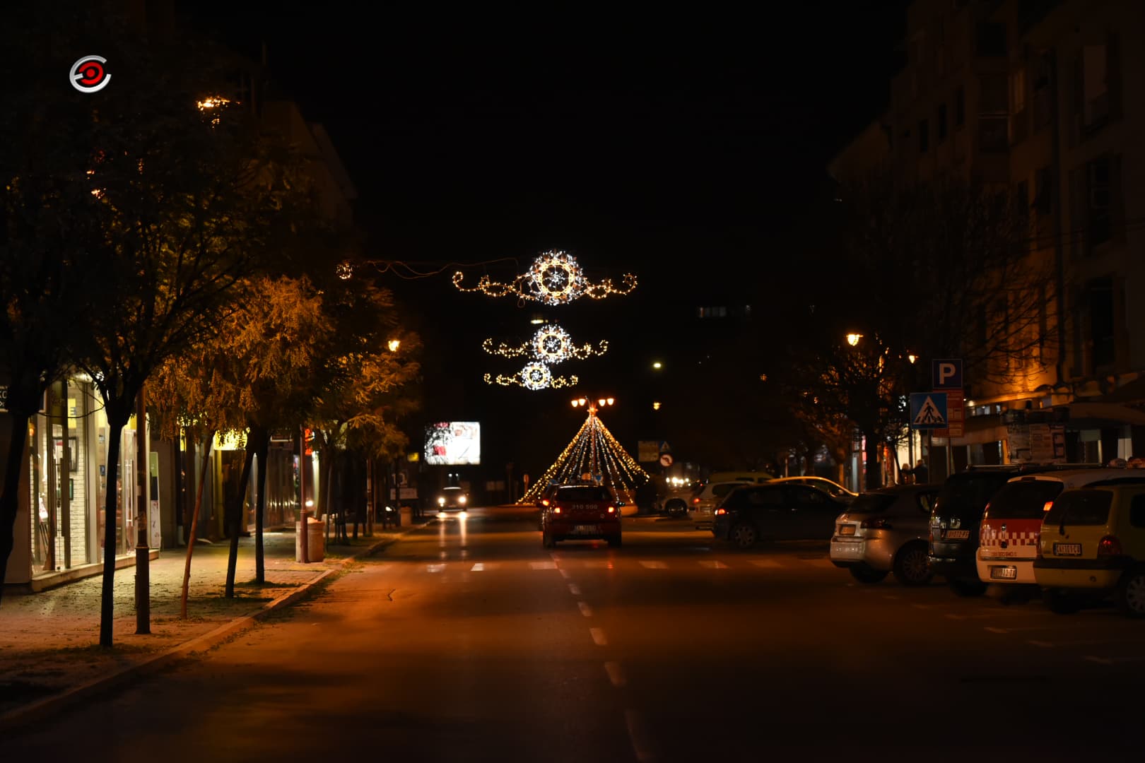 Počelo novogodišnje ukrašavanje grada (FOTO)