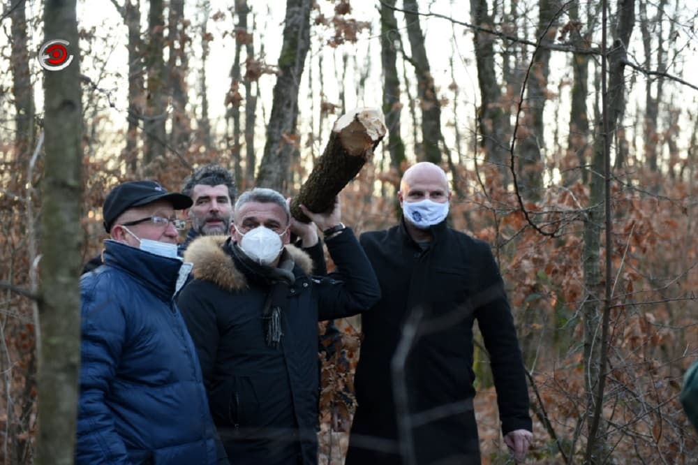 Gradsko rukovodstvo Čačka, sveštenstvo i meštani sekli badnjak u Prijevoru (FOTO)