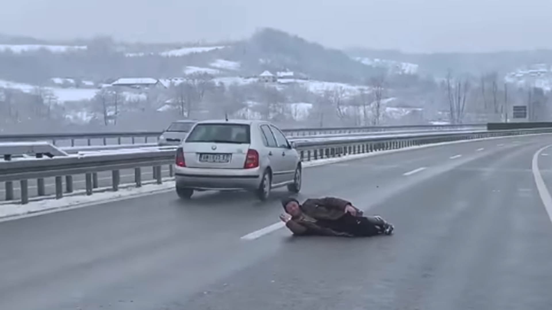Čačak: Čovek ležao nasred auto-puta Miloš Veliki, reagovala policija (VIDEO)