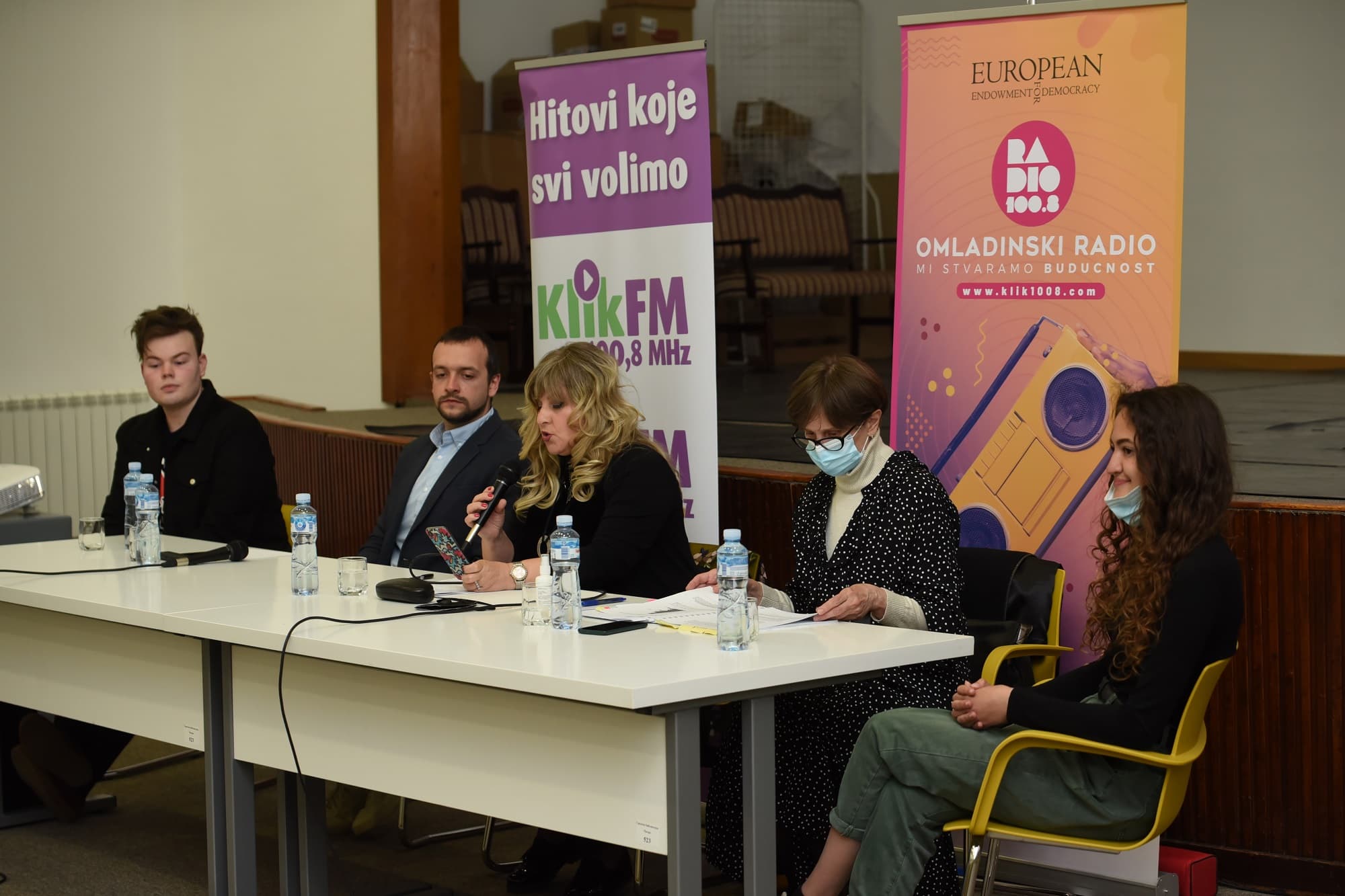 Održana tribina "Gde su nestali mladi?" (FOTO)