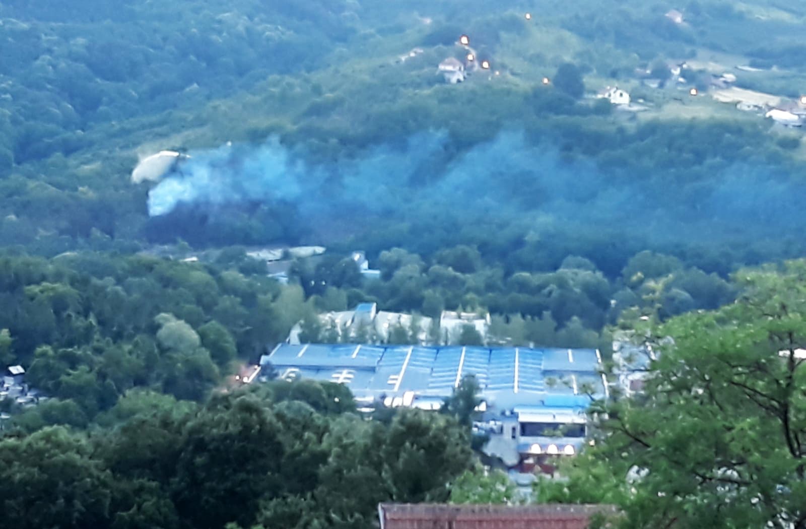 Gori šuma iznad fabrike "Sloboda", vatrogasci na terenu