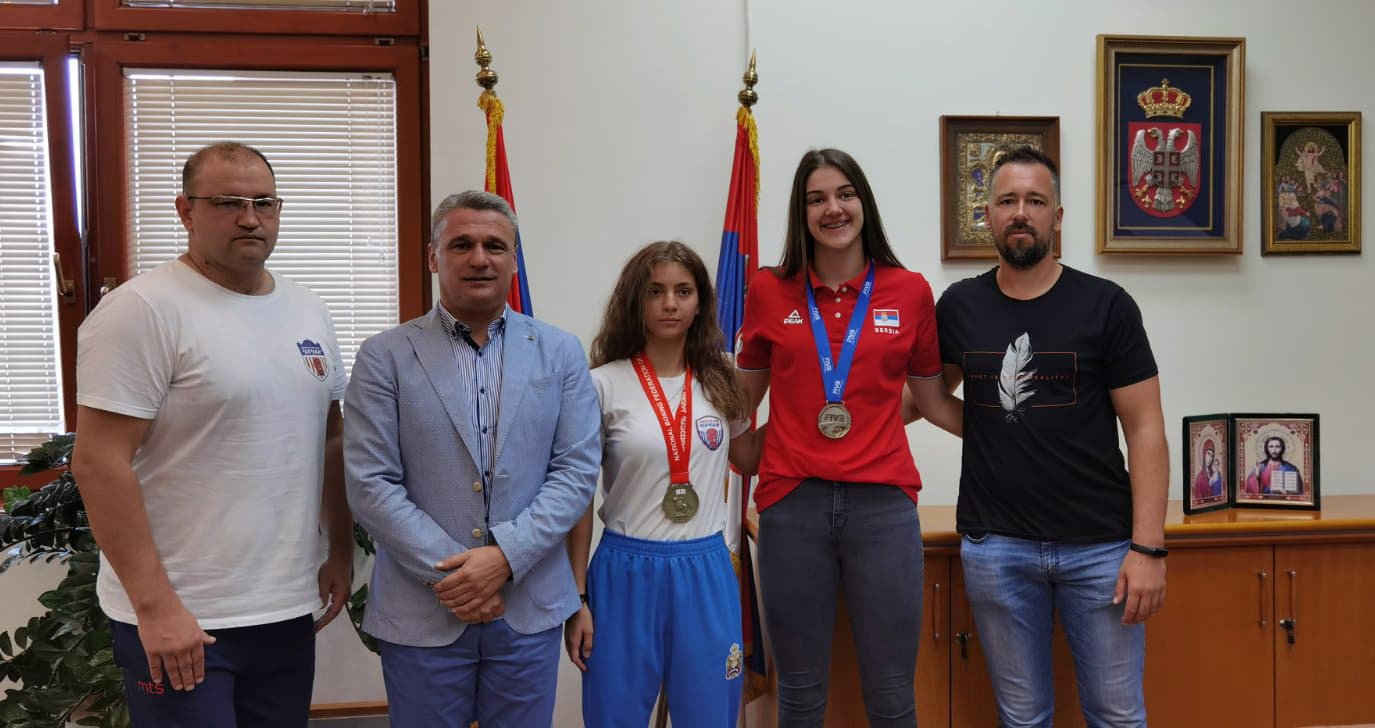 Mlade sportistkinje na prijemu kod gradonačelnika Čačka