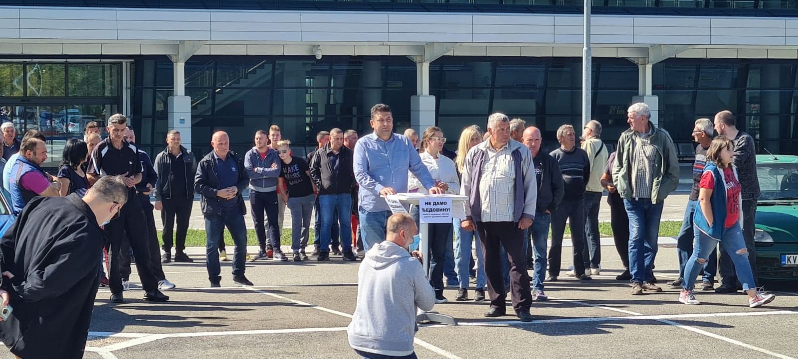 Meštani sela kod Čačka i Kraljeva protestovali ispred aerodroma u Lađevcima