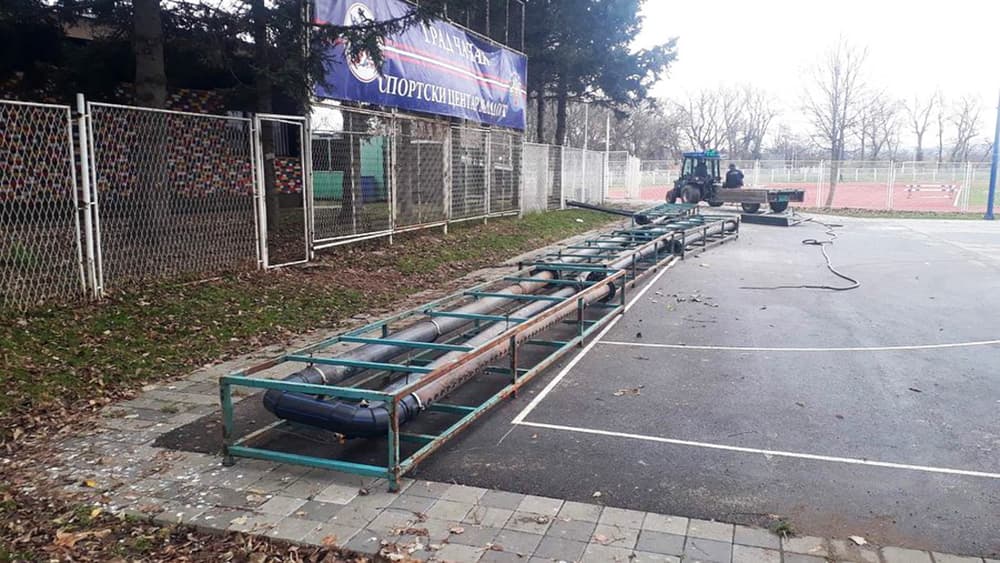 Počeli radovi na montiranju klizališta u SC "Mladost"