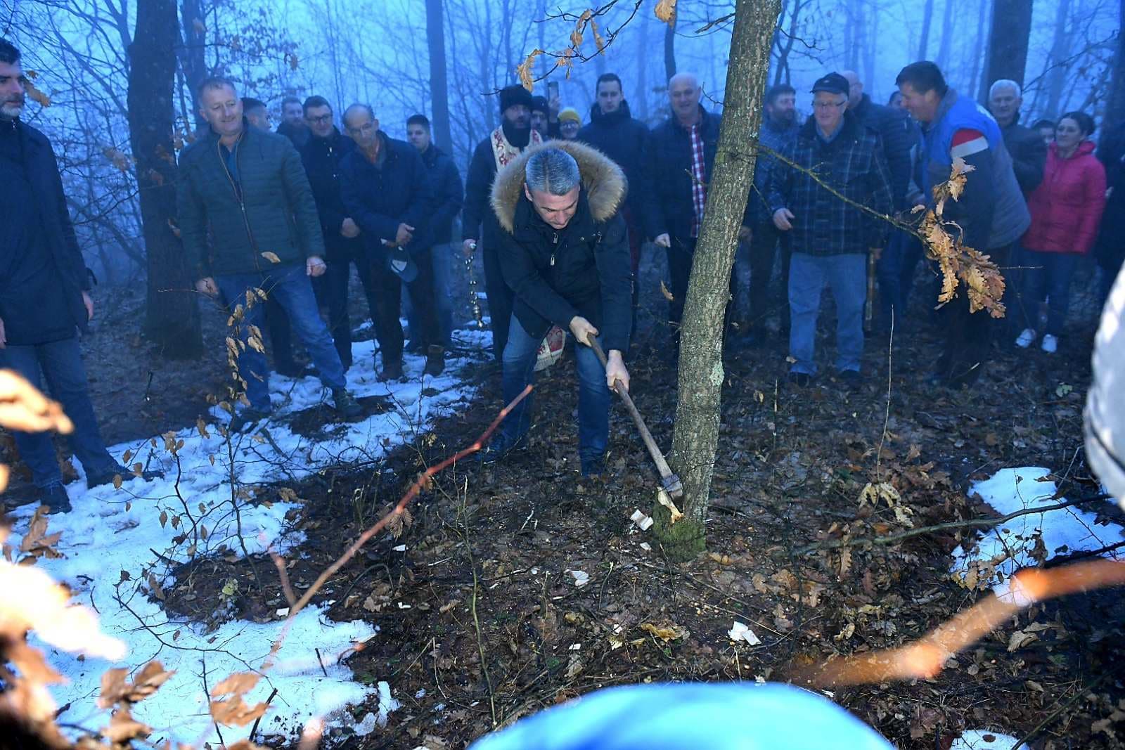 Gradonačelnik Todorović odsekao badnjak u Brezovici