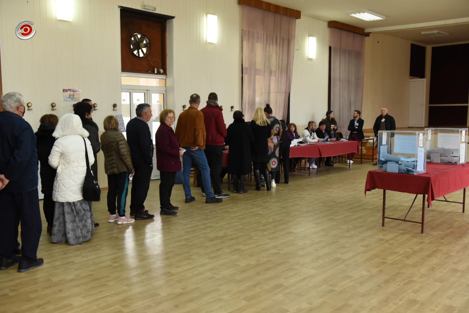 IZBORNI DAN U ČAČKU: Verbalni incidenti, pritisci, pozivi sugrađanima za glasanje iz štaba SNS-a