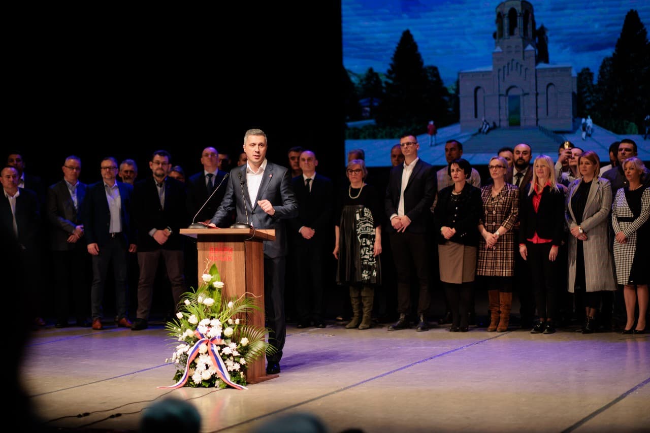 Buduća poslanička grupa Dveri pokrenuće inicijative o neradnoj nedelji i povećanju penzija
