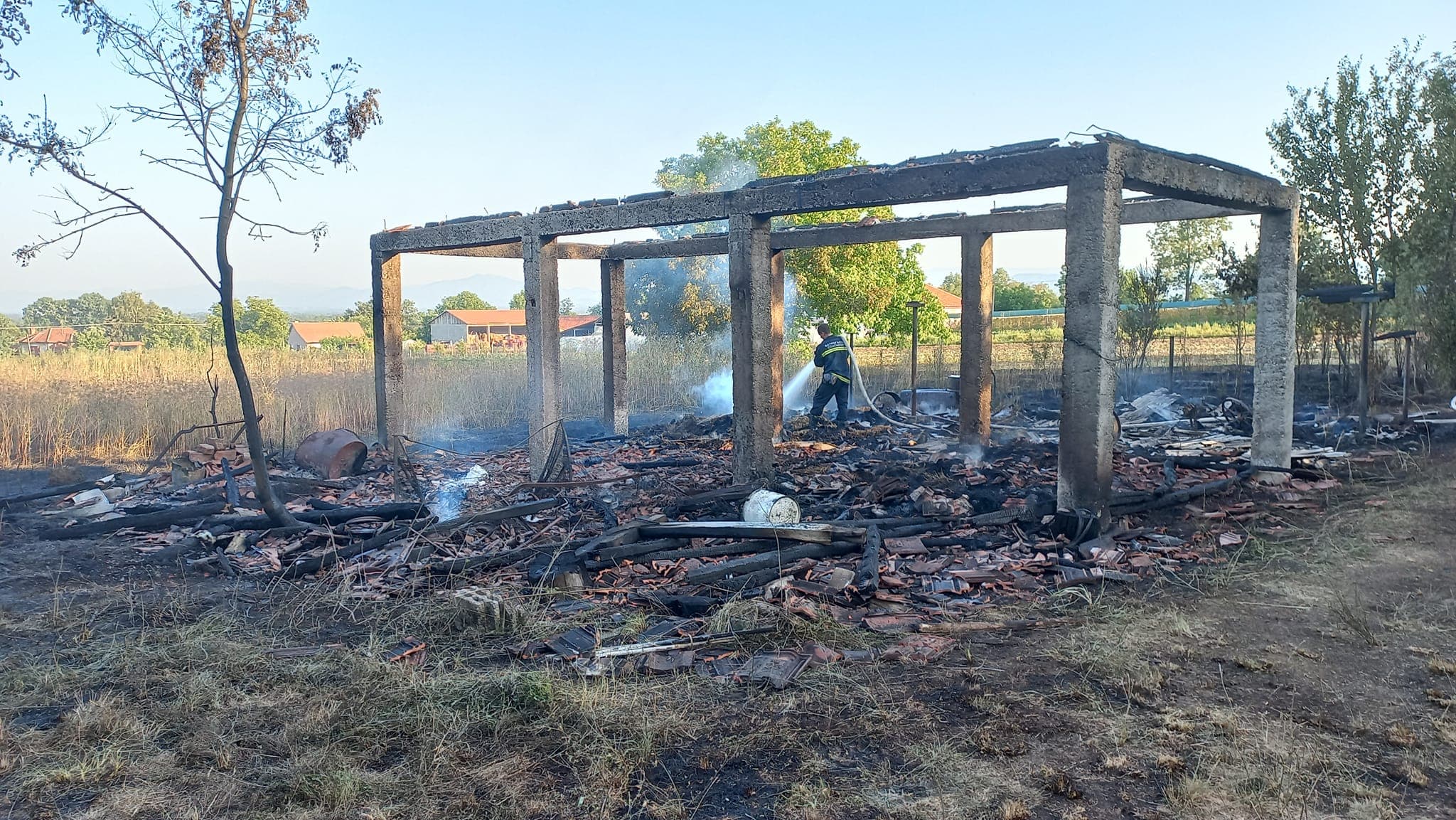 U velikom požaru u Mojsinju izgorela kuća i dva pomoćna objekta (FOTO)
