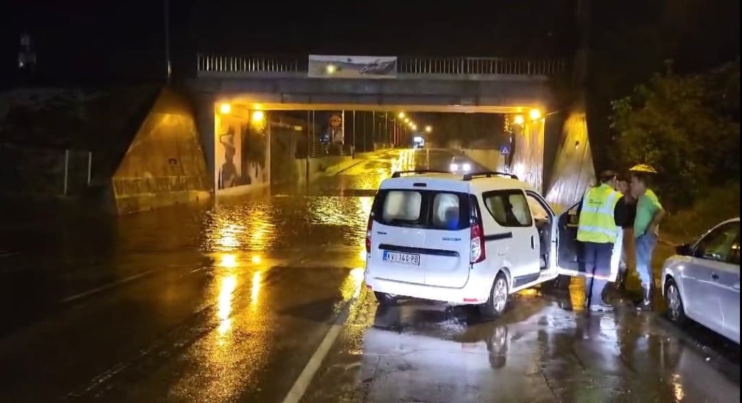 U EPICENTRU: Čačak pod vodom, u centru grada bujice, sela bez struje, grom izazvao požar, voda podigla šahte (VIDEO)