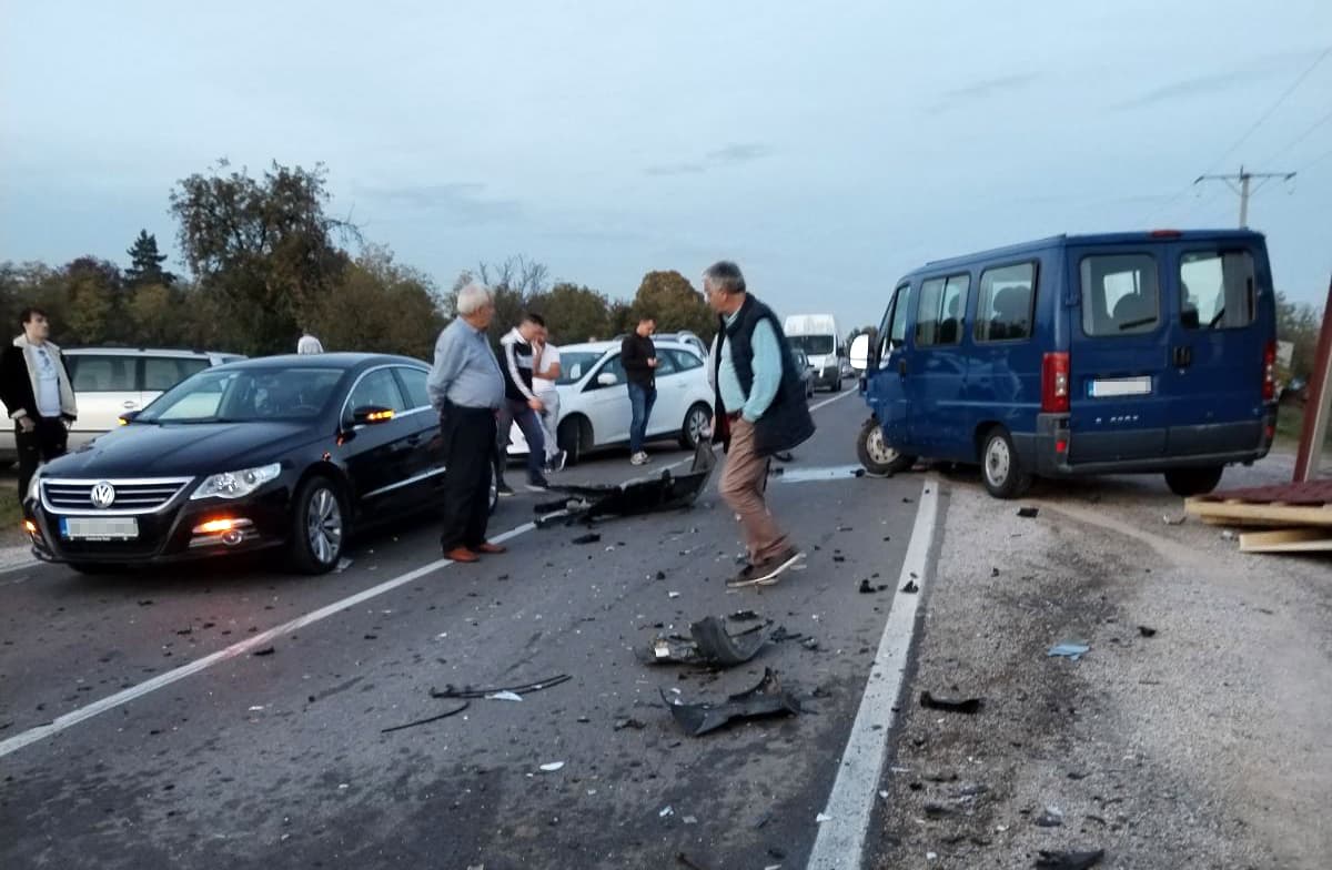 U saobraćajnoj nezgodi u Bresnici učestvovala dva vozila, od siline udarca oštećen i objekat pored puta