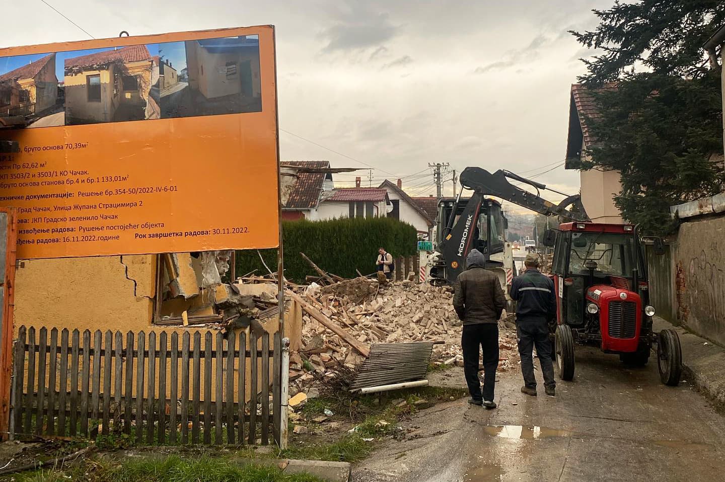 Počelo rušenje kuće "nasred puta" u Ulici Ilije Garašanina (FOTO)