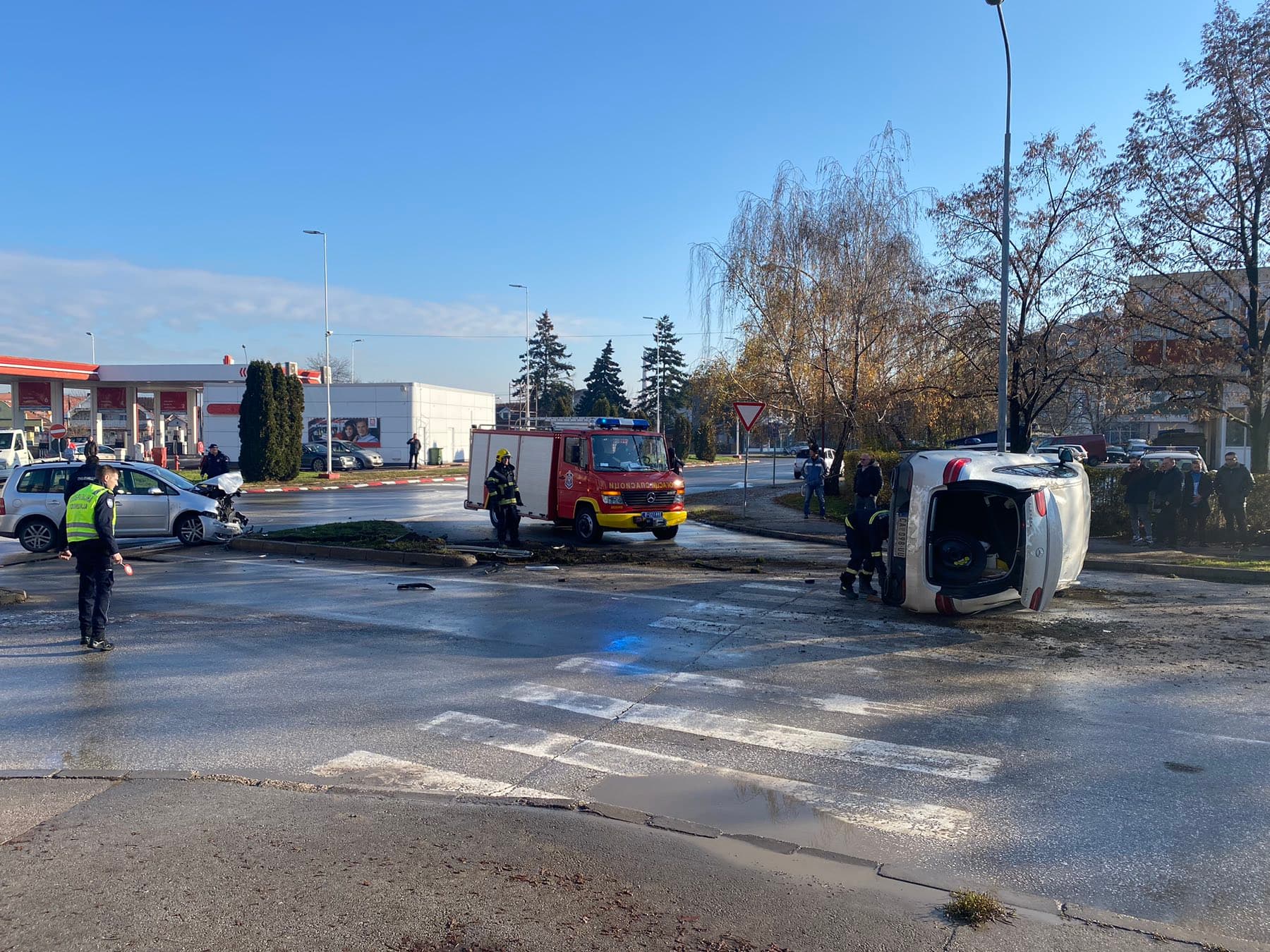 Saobraćajna nezgoda na Avladžinici, od siline udarca prevrnuo se mercedes