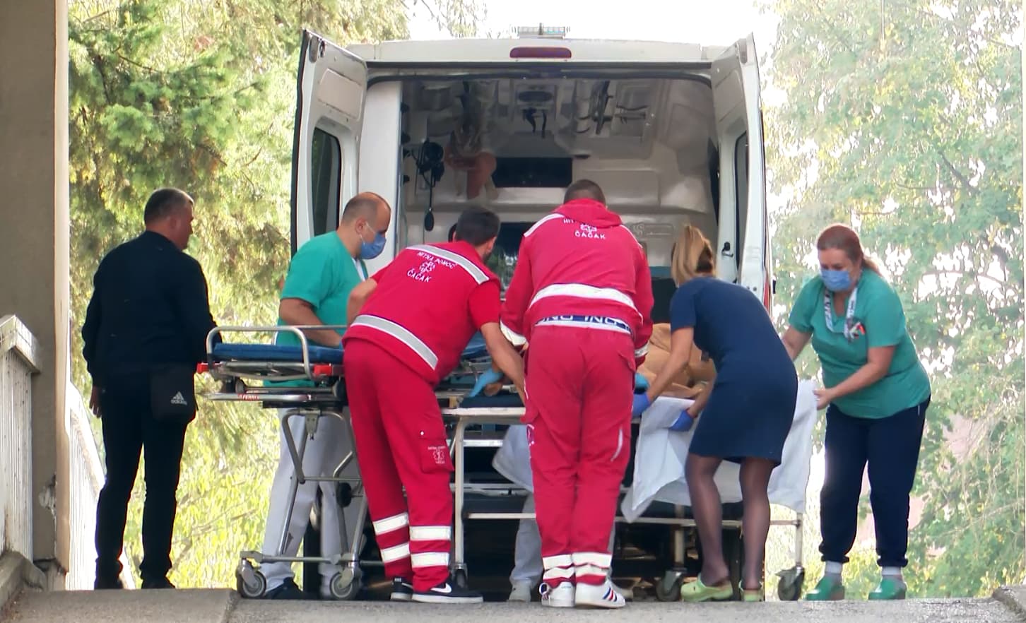 Mlada žena skočila sa višespratnice u Ulici Svetog Save u Čačku