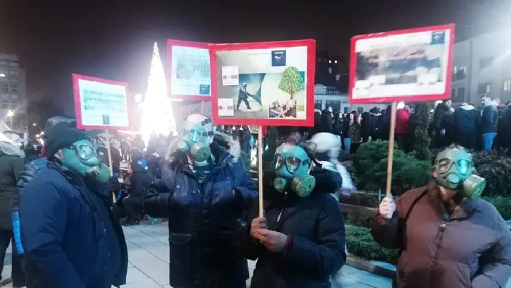 Doček Nove godine sa gas maskama (FOTO)