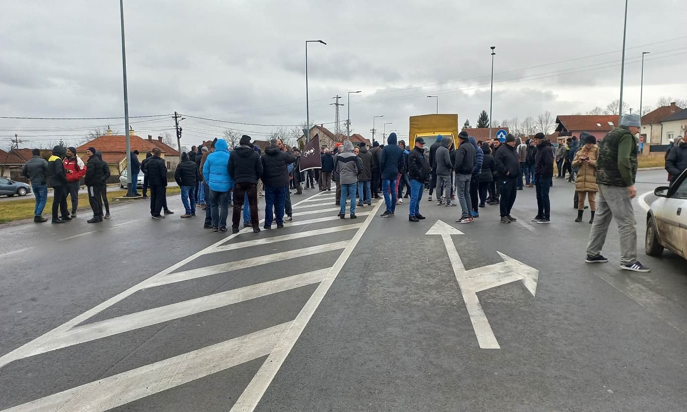 Mlekari u Mrčajevcima: "Vučić i SNS su uzročnici propasti srpskog seljaka" (FOTO)