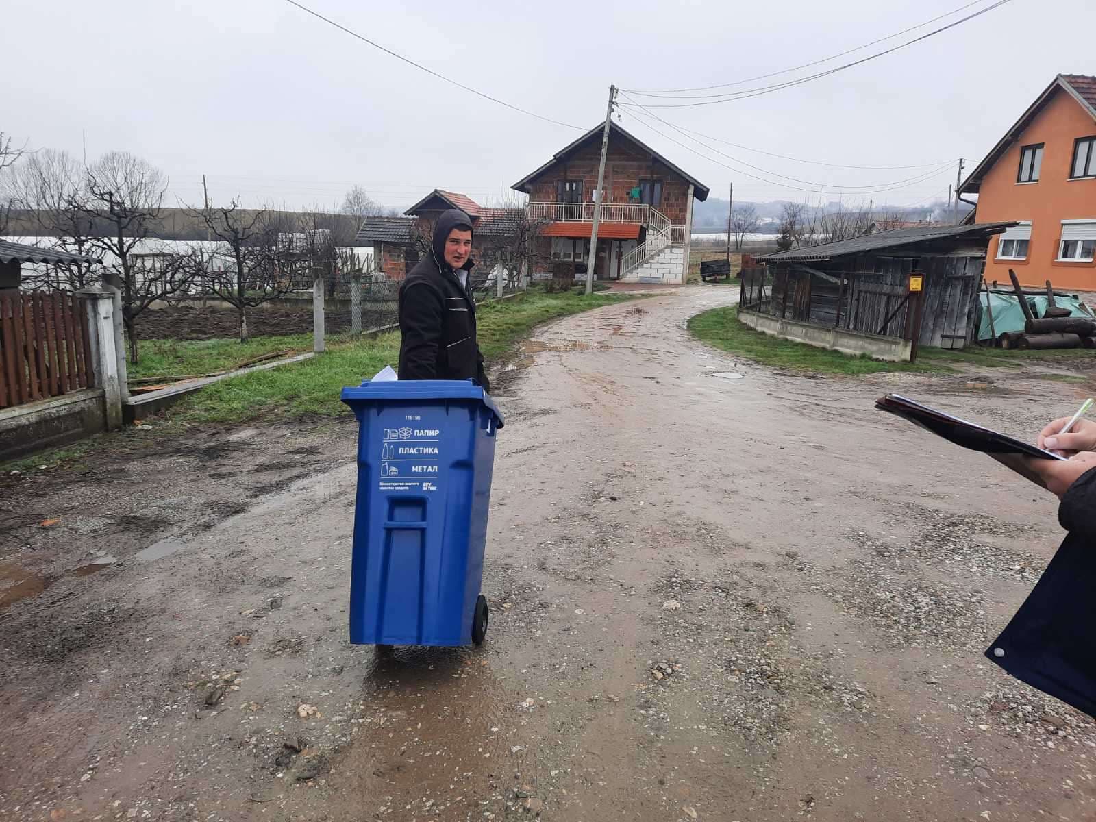 Akcija "OD-VA-JA-MO" u toku, podeljeno više od 7.000 kanti za suvi otpad