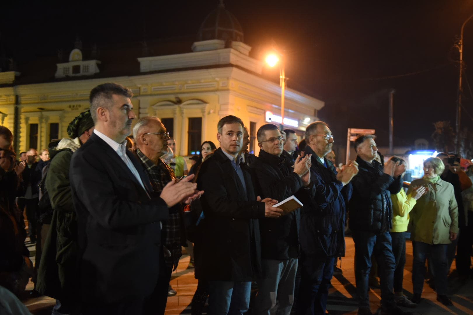 Štand Narodne stranke na Gradskom trgu u Čačku, sa sugrađanima razgovaraju dr Radojević i Miroslav Aleksić