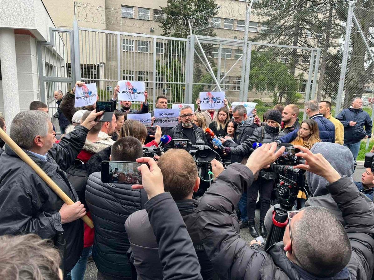 Dveri: Odlazak Vučićevića u zatvor je jeftina propaganda, dočekan ispred CZ-a kako je zaslužio