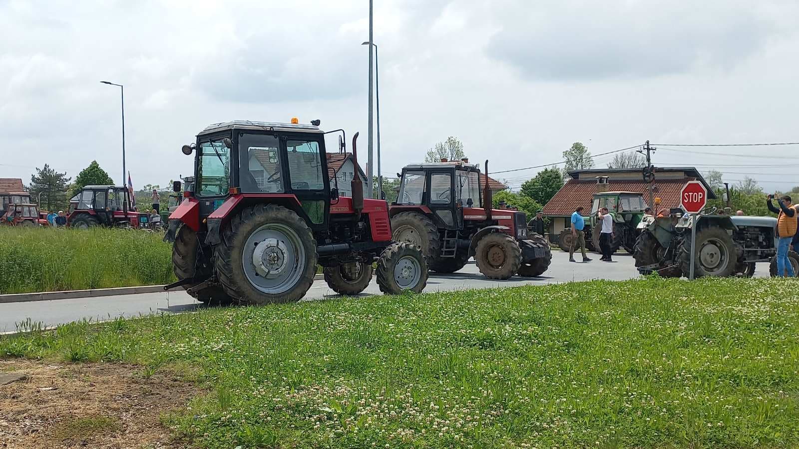 Blokade poljoprivrednika širom Srbije (FOTO+VIDEO)