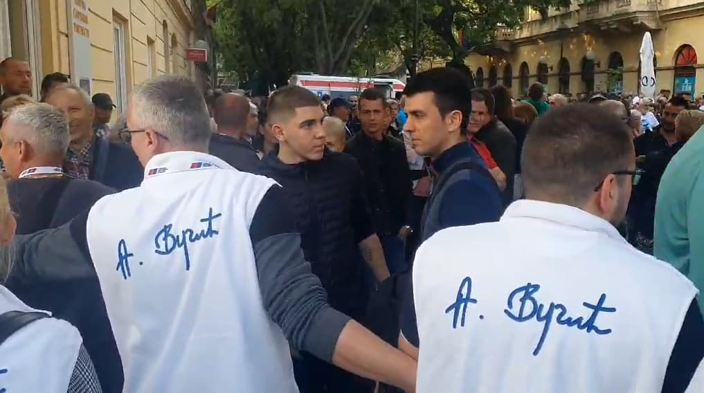 SNS kordon čuvao okupljene u Pančevu, mitingaši vikali "ovo je prisila" (VIDEO)