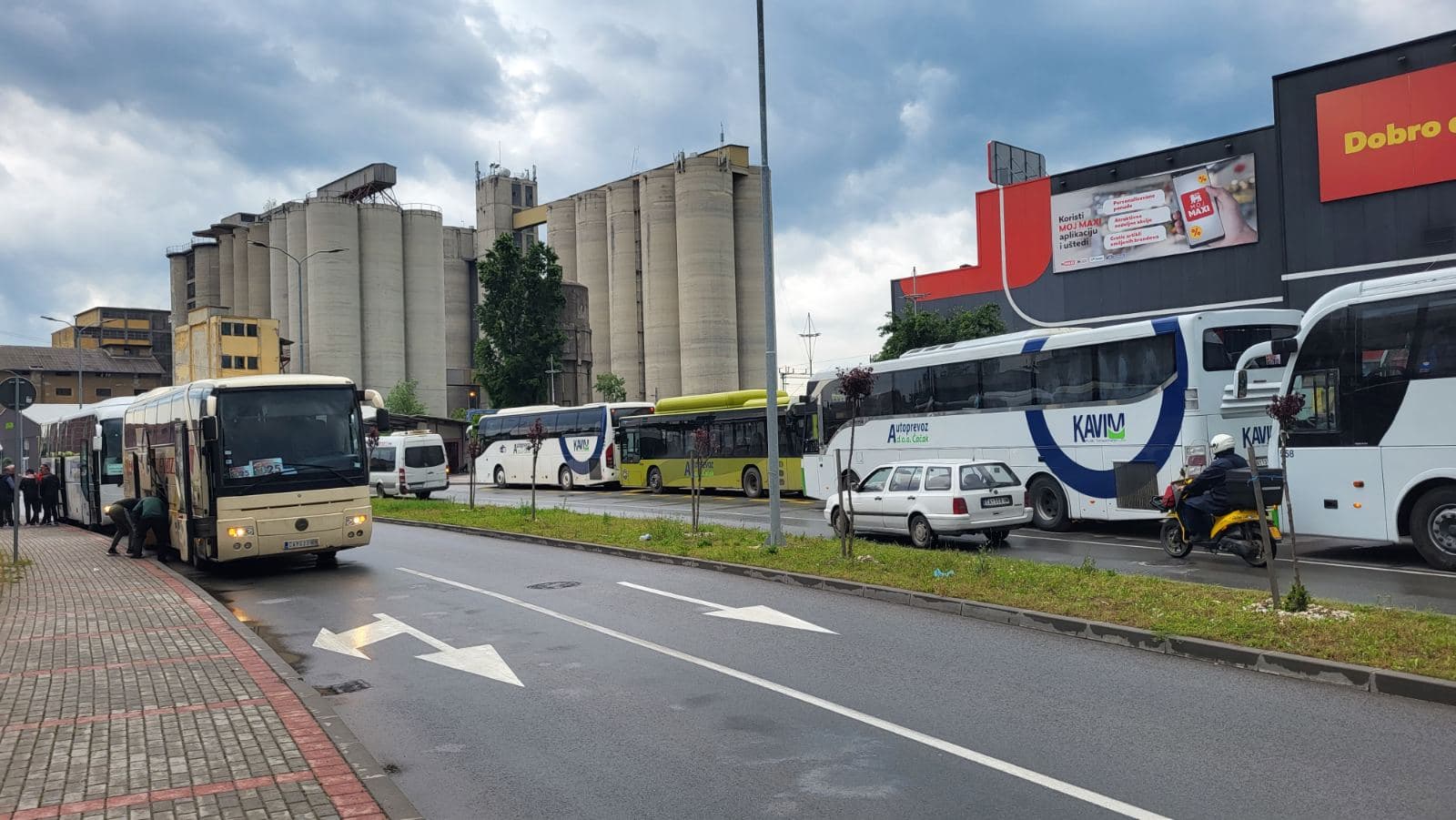 Zašto su kasnili autobusi iz Čačka i ko se nije pojavio u dogovoreno vreme? (VIDEO)