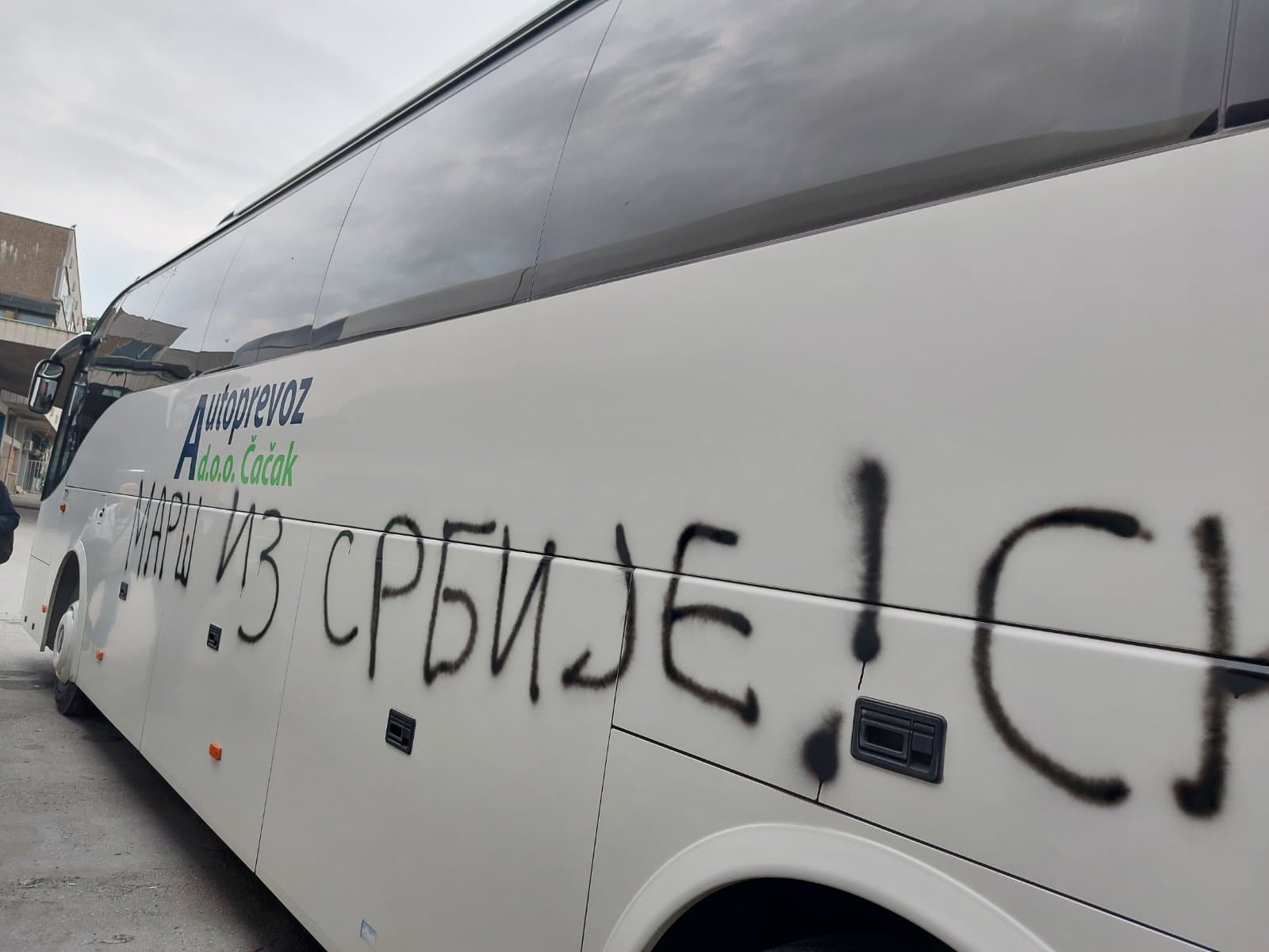 Policija u Čačku masovno privodi navijače zbog grafita na autobusima