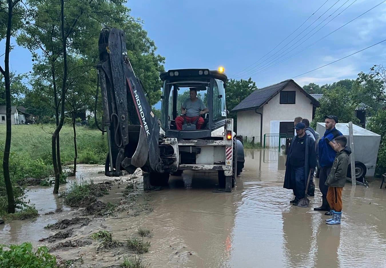 Pojedina naselja u Čačku pod vodom, sve nadležne službe na terenu (FOTO)
