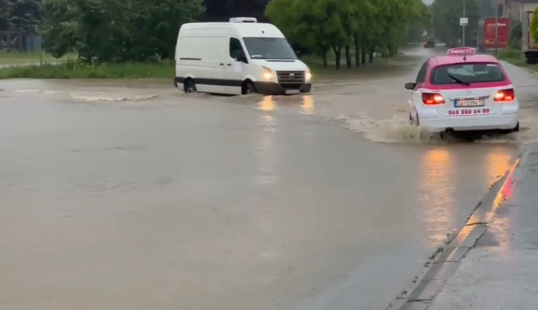 Potop na čačanskim ulicama, voda ušla i u dvorišta (FOTO)