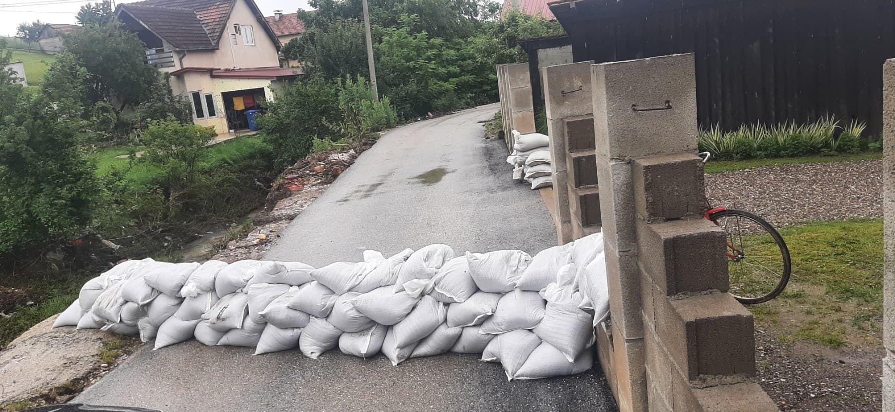 Vodostaj večeras u porastu, u toku podela džakova sa peskom za odbranu od poplava